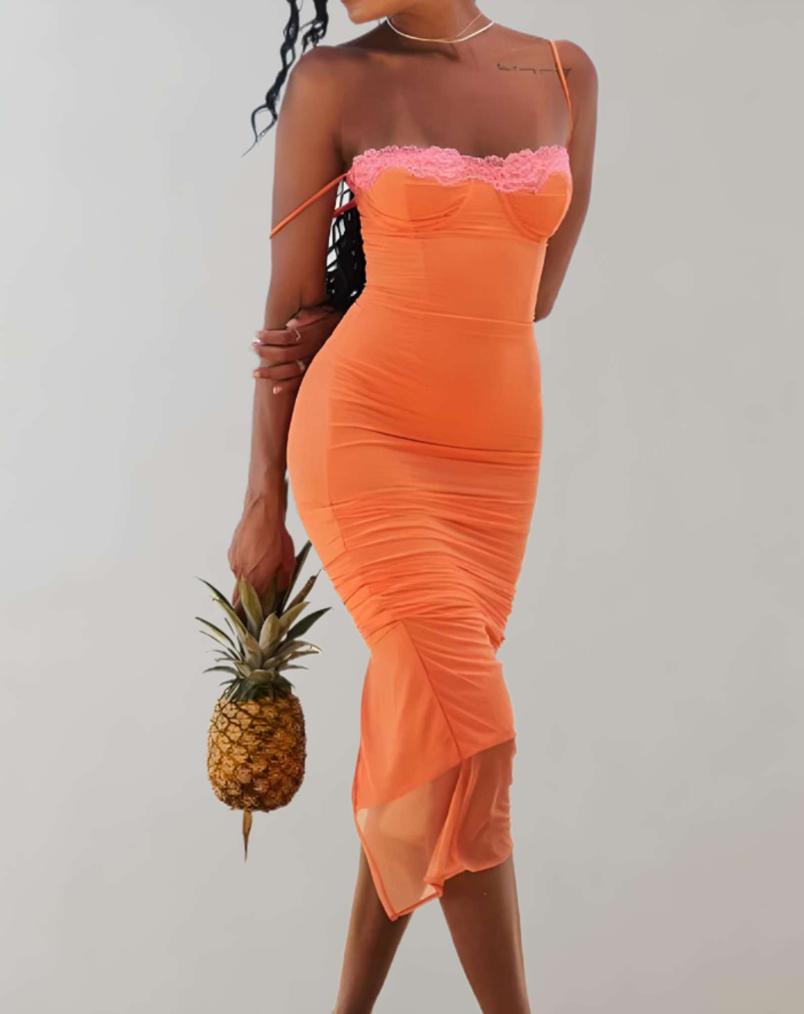 Ezriel - Figurbetontes orangefarbenes ärmelloses Kleid