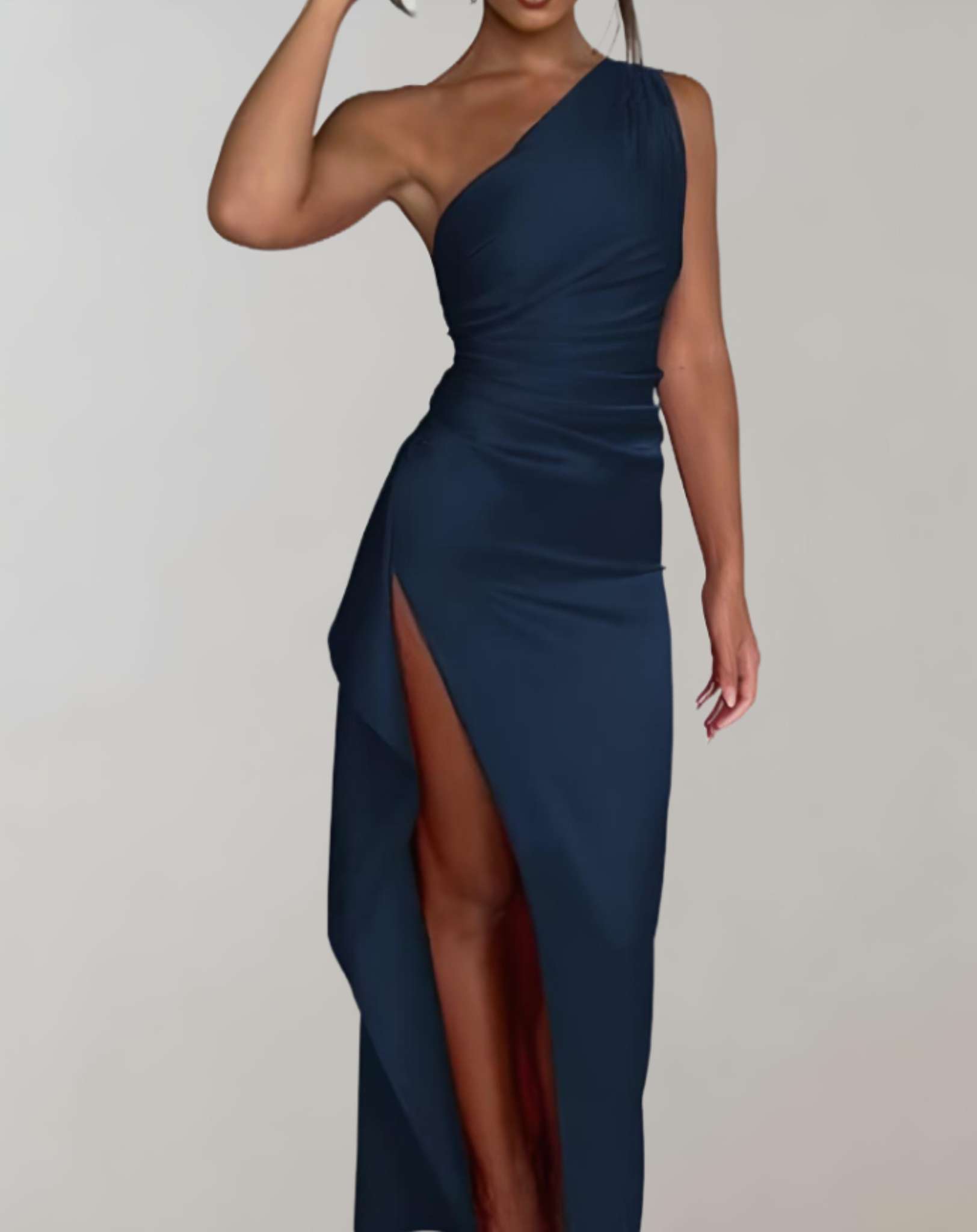 Harper -  Langes einschultriges plissiertes Satinkleid mit hohem Schlitz Kleid