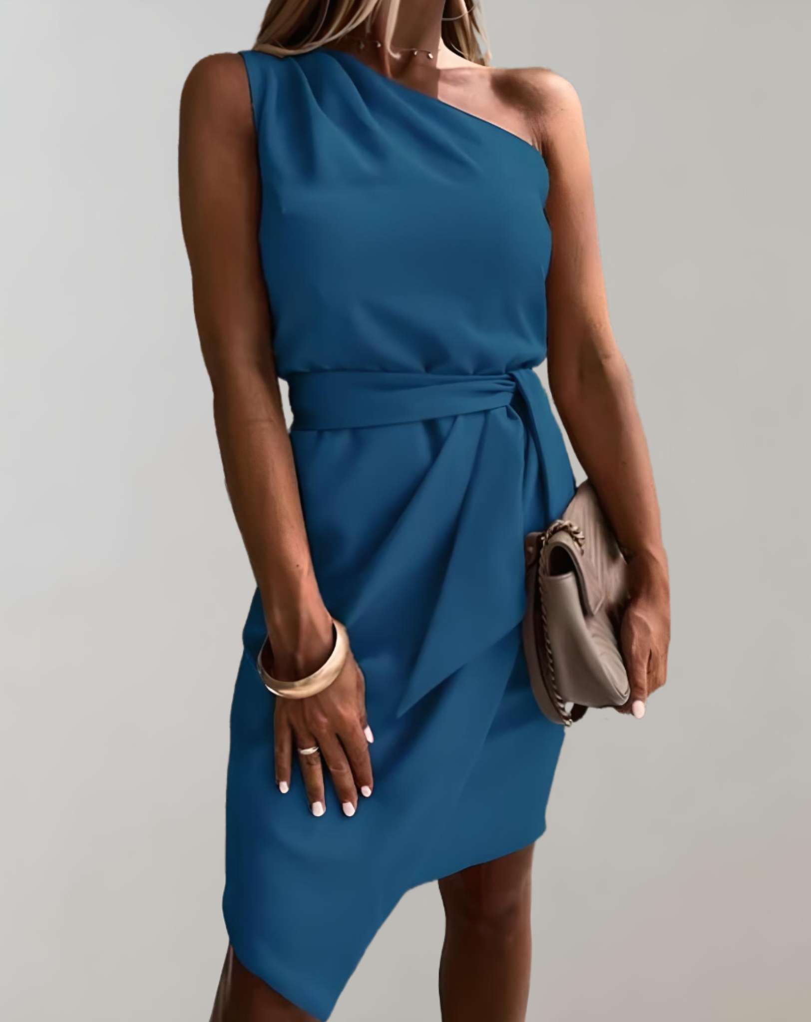Jenna - Schön sitzendes Minikleid mit One Shoulder Träger und Gürtelschnürung Kleid