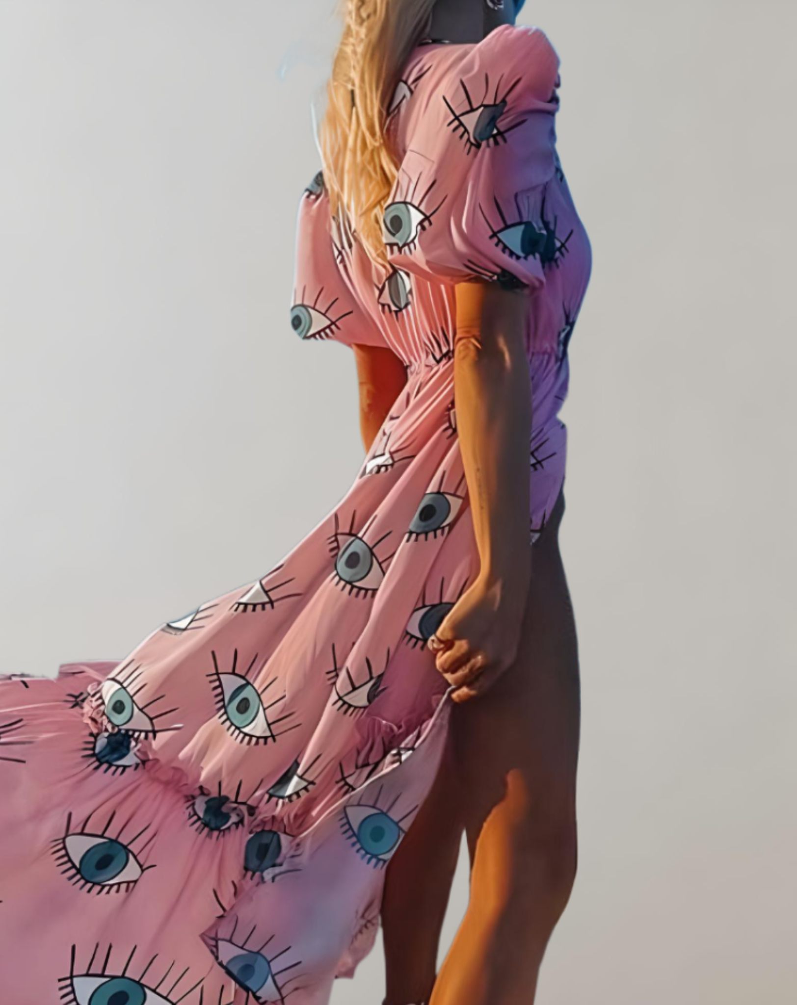 Mari - Rosafarbenes Kleid mit tiefem V Ausschnitt hohem Schlitz und Augen Print Kleid