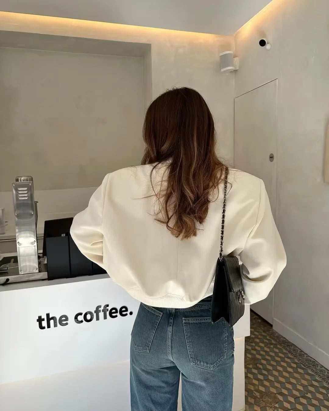 Stylische Damen Bomberjacke mit Steppdetails und praktischen Taschen